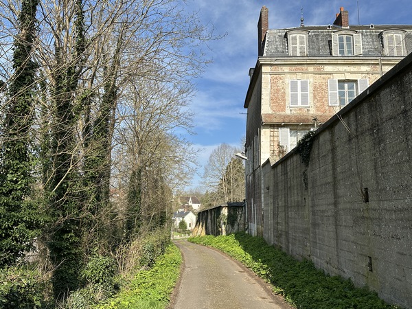 Nous longeons les murs du manoir pour rejoindre la rue du Rouage.