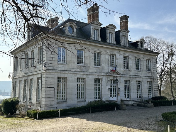 Le château d'Hautot, désormais propriété de la commune, est un exemple parfait du classicisme sous Louis XV.