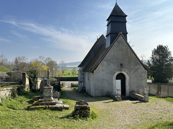 Eglise Saint-Antoine-et-Saint-Thibaud d'Hautot-sur-Seine. A gauche, se trouve la tombe du baron Louis de la Martel, ancien maire de Rouen au XIXe siècle.