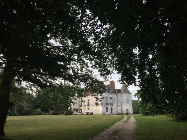 Château des Vieux à Saint-Paër, appelé aussi château du Bois-Guéroult. Les Vieux serait une traduction altérée de Vada qui signifie le gué. Le château-fort date du XVe siècle, remanié au XVIIe et XVIIIe.
