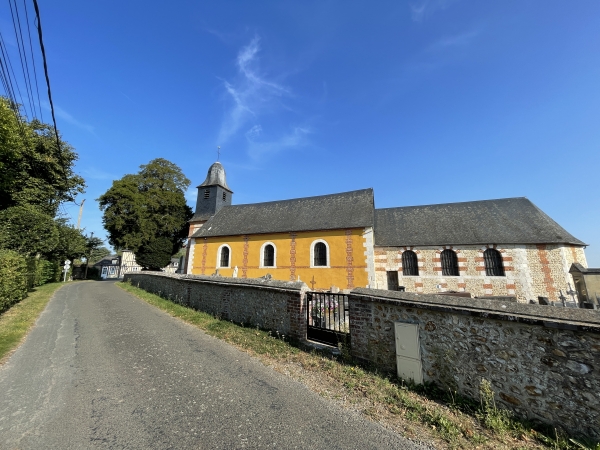 Nous longeons l'église Saint-Denis (XVIIIe) de Manneville-sur-Risle.