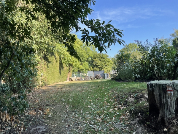 Après avoir remonté le coteau, nous débouchons à Manneville-sur-Risle.