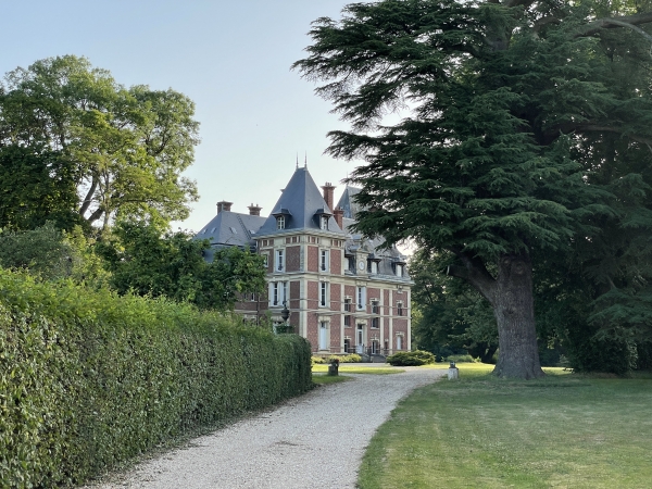 Près de l'église se trouve le château de la Chapelle, reconstruit au XIXe siècle.