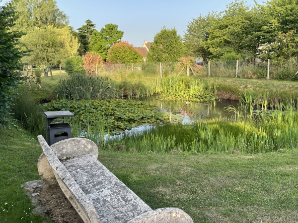 Mare au centre du bourg.