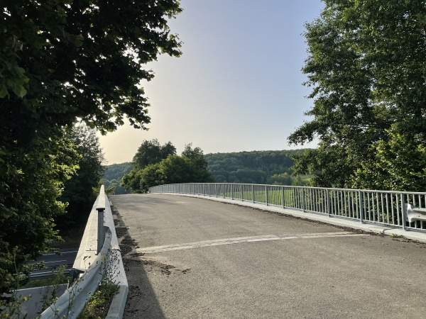 Ce pont qui passe au-dessus de la N154, contrairement à son apparence, ne conduit qu'à des chemins, des bois et des champs.