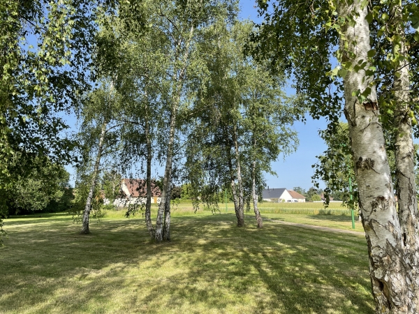 Nous traversons le petit parc au centre du bourg d'Emalleville.
