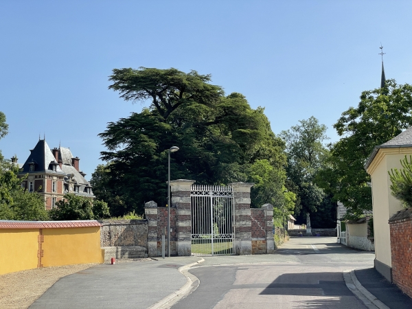 Retour au centre de la Chapelle-du-Bois-des-Faulx, le parking de l'église se trouve en face de nous.
