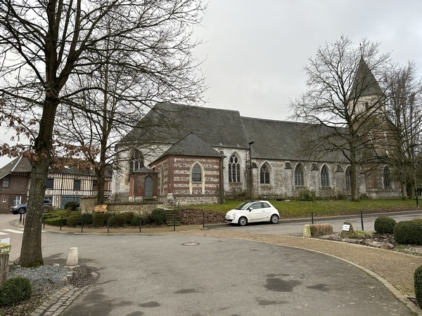 Je suis garé sur le parking de la mairie et je vais contourner l'église Saint-Quentin (XVIIIe).
