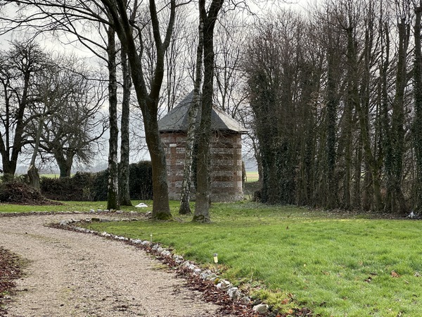 Un peu plus loin, voici un ancien colombier. Dans l'album de 2017, on peut voir à sa droite un bâtiment ruiné, construit dans le même style. En 2023, le bâtiment n'existe plus.
