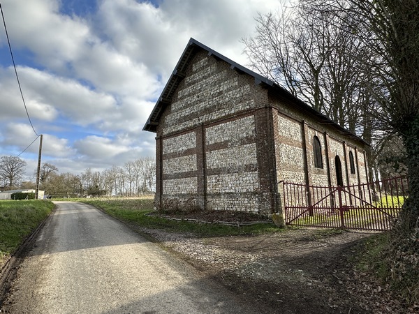 Je traverse la D104, et je continue vers le hameau du Bouillot. C'est là que se trouve l'ancien Musée de la Nature, désormais centre de sauvegarde de l'association CHENE, dont l'espace de Découverte est ouvert au public.&nbsp;