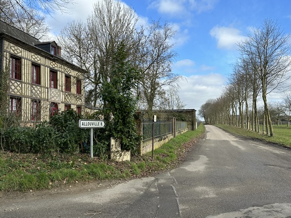 Je traverse le petit hameau du Frébout, et continue vers Allouville.
