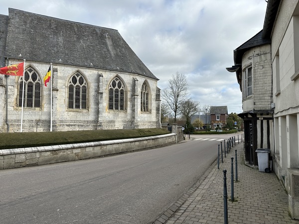 Me voilà de retour à Allouville-Bellefosse. La mairie se trouve derrière l'église.