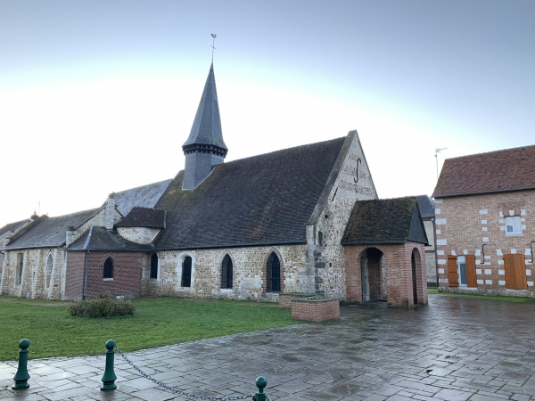 Nous partons du parking qui se trouve devant la mairie d'Igoville, puis longeons l'église Saint-Pierre, qui possède des vitraux réalisés par le maître-verrier François Décorchemont.