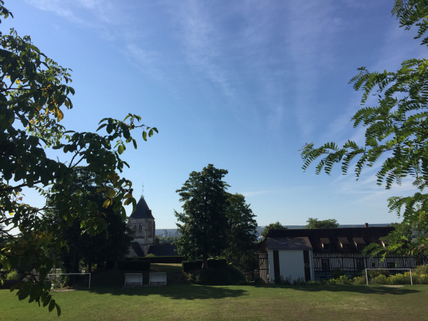 Clocher de l'égise et mairie d'Alizay vus depuis le chemin de la Garenne.