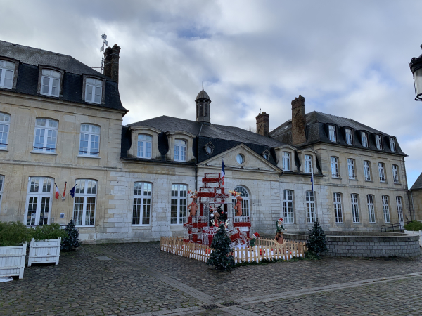 Nous voilà de retour au niveau de ce château du XVIIIème, acutelle mairie d'Igoville.