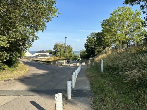 J'entre dans Tourville-la-Rivière par la rue Casanova. Comme plusieurs rues de Tourville, celle-ci est devenue une impasse grâce à une barrière.&nbsp;