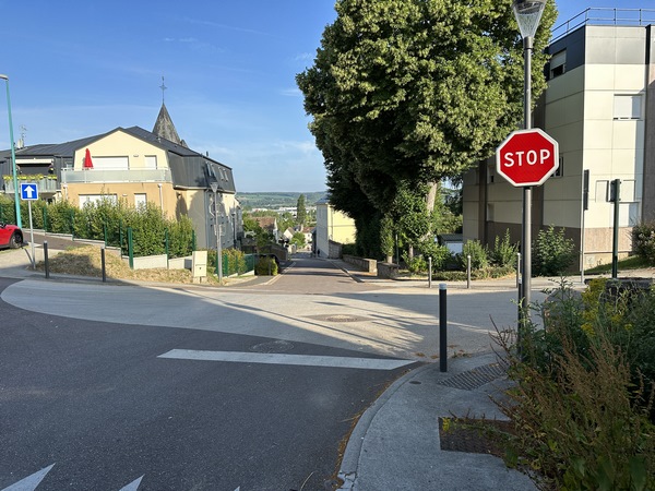 Peu avant l'église Saint-Martin, je vais tourner ici à droite, en direction des Jonquilles.