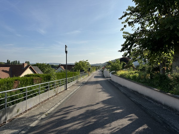 La rue Ader est, elle aussi, coupée par une barrière. Elle est donc très tranquille.