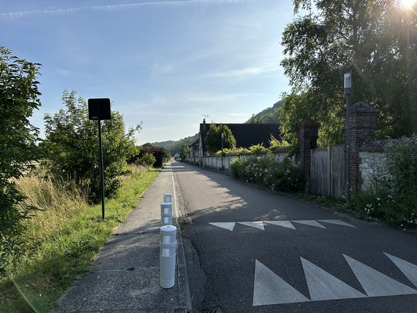 Je marche dans la rue Debussy en direction du Hamel. Charmante rue, mais trop proche de la bruyante D7.