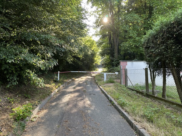 Au Hamel, je monte la rue du Hamel, elle aussi coupée par une barrière.