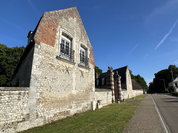 Au sommet, je longe le château de la Haye des Authieux. Excentré du bourg historique, le château remplace certainement un ouvrage défensif plus ancien qui dominait la vallée de Tourville.&nbsp;
