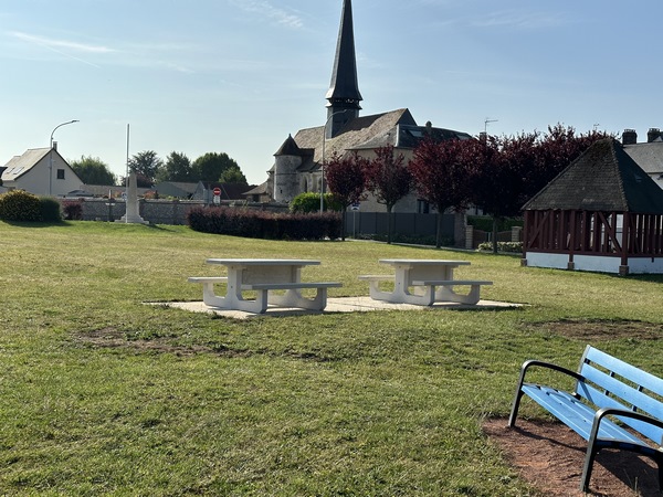 Non loin de l'église Saint-Saturnin, dont la flèche domine le plateau, se trouve ces tables de pique-nique. Les Authieux fut longtemps un lieu de relai postal sur la voie Paris - Rouen.
