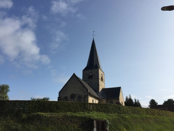 Le chemin du Moulin nous conduit jusqu'aux pieds de l'église Sainte-Beuve (XIIe, XIIIe, XVIe).