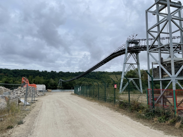 Nous arrivons au pied de la longue passerelle qui traverse la Seine et achemine les granulats des carrières vers Muids.