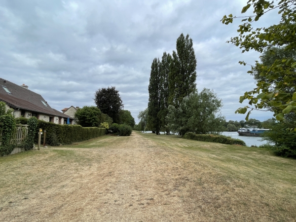 Voilà la Rive-sous-Venables, avec ses maisons et leur vue sur Seine.