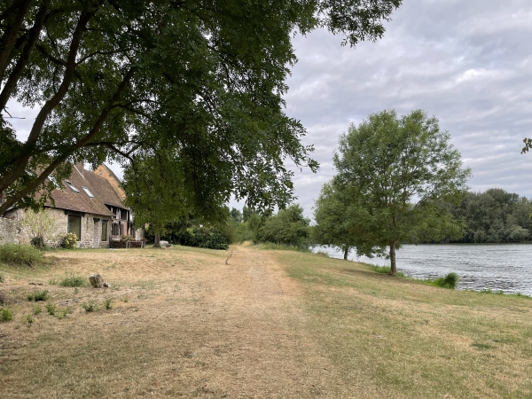 Contrairement à itinéraire précédent, nous ne quittons pas le bord de Seine à Rive-sous-Venables, mais continuons en direction de la passerelle du port.