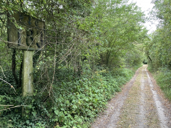 A gauche, on voit l'un de ces panneaux de la marine fluviale, qui n'offre désormais ses informations qu'aux buissons d'en face.