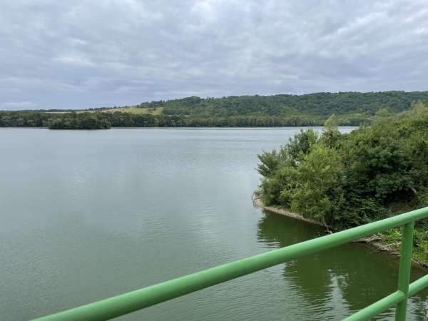 Vue sur le lac de Venables depuis la passerelle. La passerelle enjambe le passage entre le lac et la Seine.