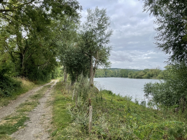 Nous allons bientôt nous éloigner du bord de Seine pour suivre une variante du GR2.
