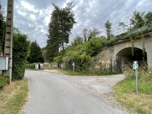 La variante du GR2 passe sous la ligne Paris-Le Havre.