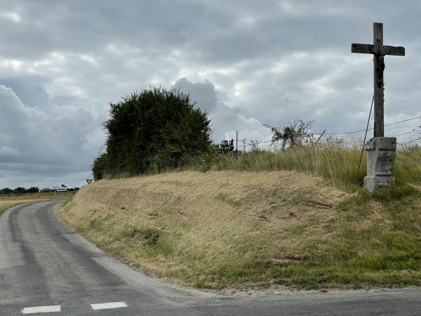 Nous arrivons à la Croix Blanche, allons continuer en face pour traverser la D135 et suivre le chemin.