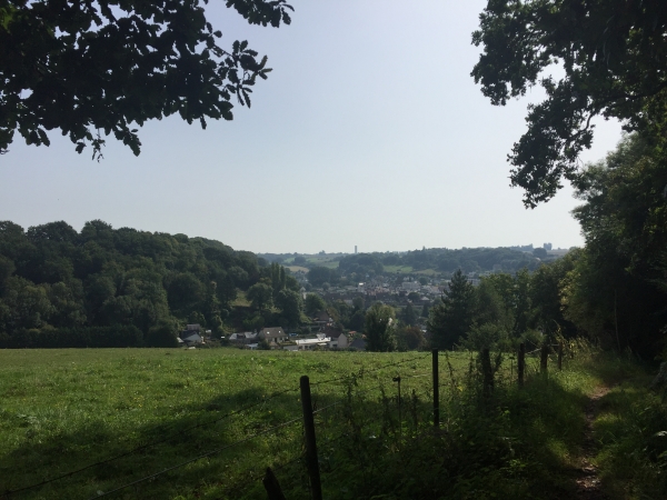 Chemin de la Ferme de la Pierre Grise. Enfin une ambiance sonore et visuelle conforme à ce que nous aimons en randonnée. En face, la vallée de la Rivière de St-Laurent.