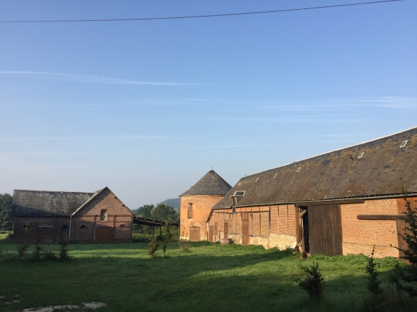 Hameau de Montagny, vieille ferme et son colombier.