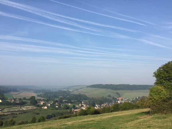 Nous sommes au-dessus de Nolléval, le panorama sur la vallée de l'Andelle est magnifique.