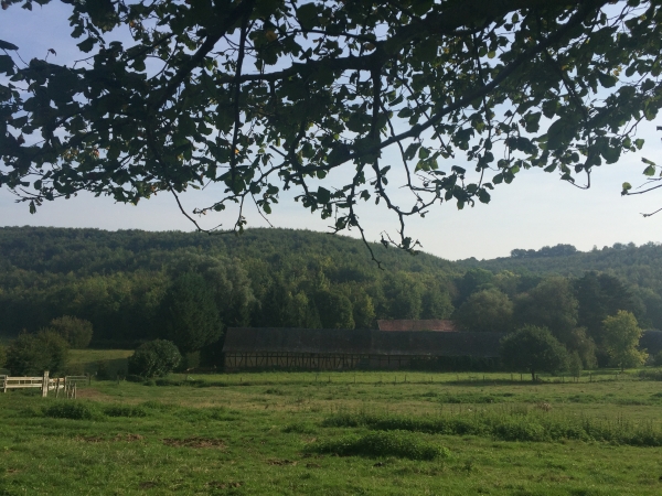 Nous traversons le Val-de-Lys dont on aperçoit les bâtiments de l'ancienne ferme.