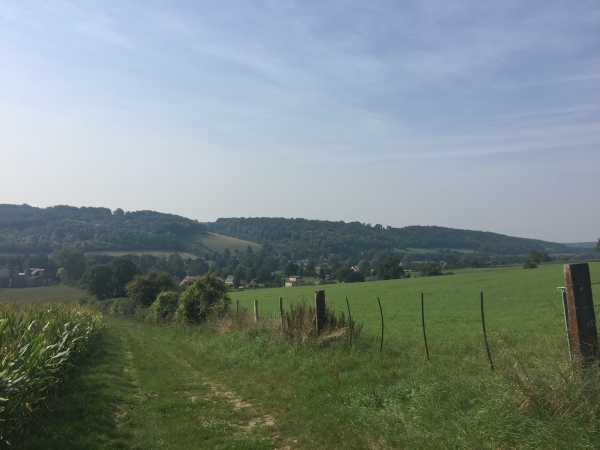 Nous montons, au nord de la vallée de l'Andelle, sur la colline du Grand-Mont-Alix. Regard arrière vers la vallée de l'Andelle.