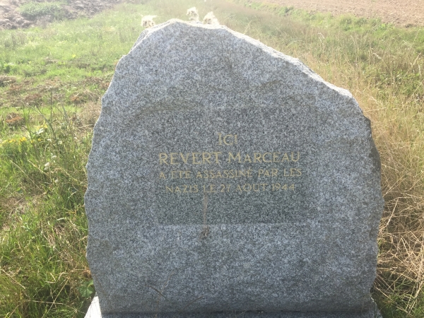 Sur le chemin du Quesnay, les stèles de Roger Labourot et Marceau Revert, résistants fusillés par l'occupant allemand.