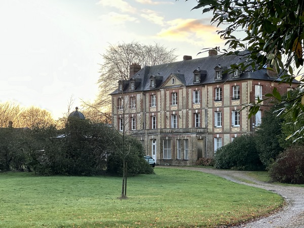 Nous longeons le château de Bierville. C'est le premier, mais pas le dernier château de cette randonnée, riche de patrimoine Normand.