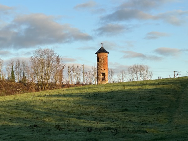 Nous passons près d'une tour de gué du Chasse-Marée. Le Chasse-Marée passait ici en direction de Rouen et de Paris depuis le moyen-âge, et n'a cessé qu'avec l'arrivée des lignes de chemin de fer. Les tours de gué, comme celle-ci, étaient placées près d'un relais et permettaient d'annoncer l'arrivée d'un convoi pour la préparation rapide d'un nouvel attelage.