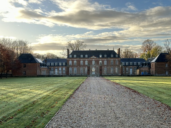 A la limite entre Morgny-la-Pommeraye et Blainville-Crevon, nous passons devant le château de Mondétour, construit au XVIIIe siècle pour Pierre Duval, directeur de la Monnaie de Rouen. Le château étant aux limites de deux communes, l'acte de décès du baron Marcellin de Marbot, en 1882, précise le lieu de la mort du baron dans une chambre du château située sur la commune de Blainville-Crevon !