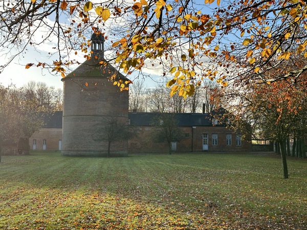 Le colombier du château de Mondétour, vu depuis le GR25.