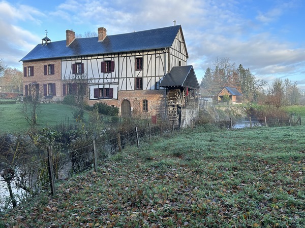 Nous quittons le GR25, et traversons le Crevon a proximité de ce moulin, toujours équipé de sa roue.