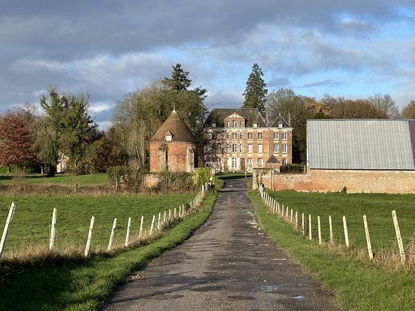 Nous sortons de Catenay près du château de Montlambert (XIXe) et de son colombier (XVIIe).