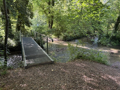 Une passerelle permet de franchir la Saâne près de l'église.&nbsp;