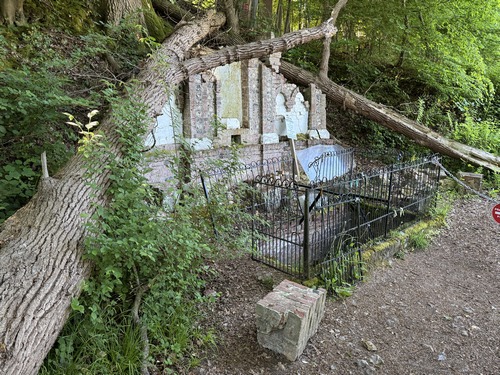 Fontaine de la source Saint-Sulpice. La fontaine a été érigée à l'effigie de Saint Sulpice de Bourges, mais le lieu est sanctuarisé depuis l'antiquité, en lien avec la source de la Saâne. L'eau était réputée pour sa capacité à guérir les maladies de peau. Des travaux sont prévus pour réparer les dégâts de la tempête...