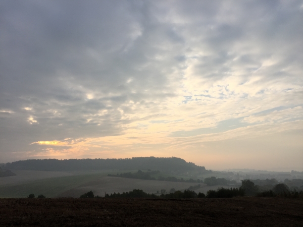Nous montons sur la colline, au nord de Neufchâtel-en-Bray. A l'est, le soleil se lève sur le Mont Ricard.